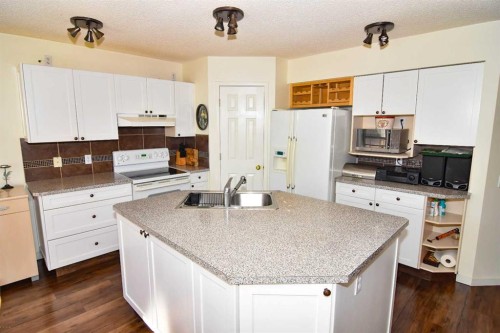 14954 Mt Mckenzie Drive Se, Calgary, AB - Indoor Photo Showing Kitchen