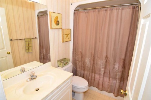 14954 Mt Mckenzie Drive Se, Calgary, AB - Indoor Photo Showing Bathroom