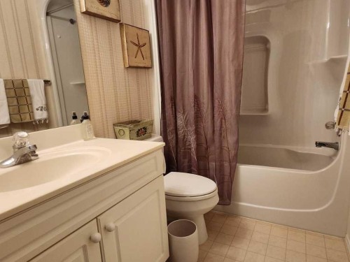 14954 Mt Mckenzie Drive Se, Calgary, AB - Indoor Photo Showing Bathroom