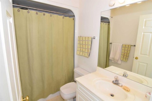 14954 Mt Mckenzie Drive Se, Calgary, AB - Indoor Photo Showing Bathroom