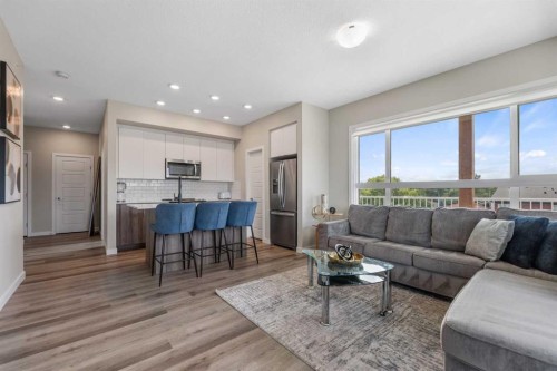 302-1605 17 Street Se, Calgary, AB - Indoor Photo Showing Living Room