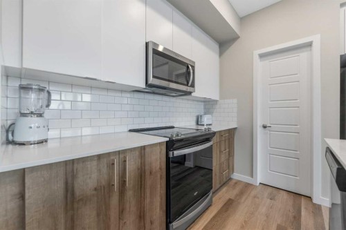 302-1605 17 Street Se, Calgary, AB - Indoor Photo Showing Kitchen With Upgraded Kitchen