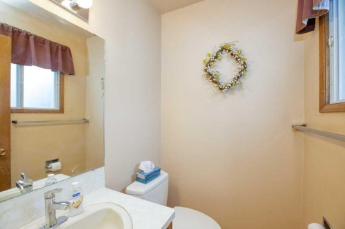 307 Silverthorn Way Nw, Calgary, AB - Indoor Photo Showing Bathroom