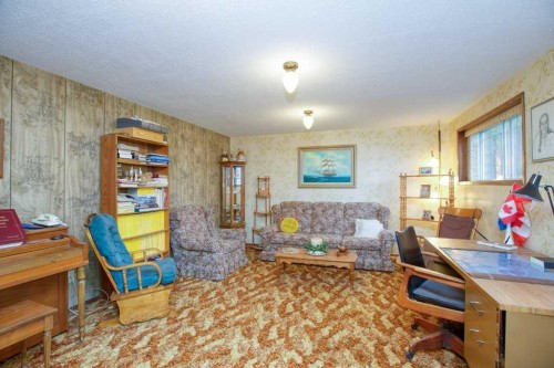 307 Silverthorn Way Nw, Calgary, AB - Indoor Photo Showing Other Room