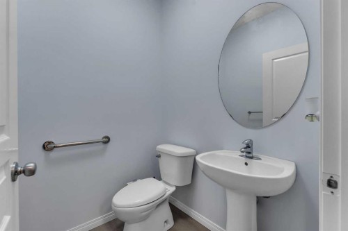 20 Copperpond Grove Se, Calgary, AB - Indoor Photo Showing Bathroom