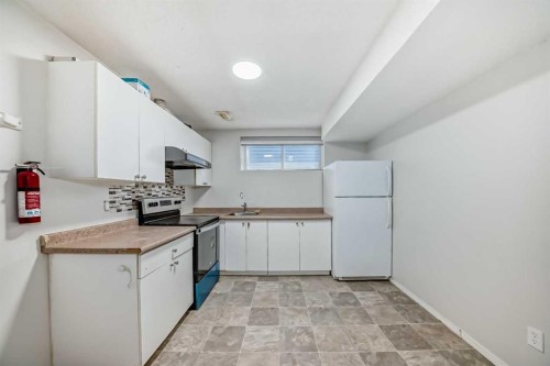 9 Saddlecrest Crescent Ne, Calgary, AB - Indoor Photo Showing Kitchen