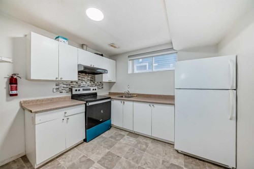 9 Saddlecrest Crescent Ne, Calgary, AB - Indoor Photo Showing Kitchen