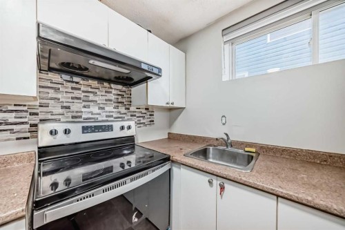 9 Saddlecrest Crescent Ne, Calgary, AB - Indoor Photo Showing Kitchen