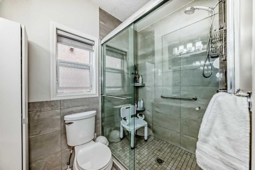 9 Saddlecrest Crescent Ne, Calgary, AB - Indoor Photo Showing Bathroom