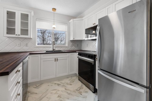 2205-7451 Springbank Boulevard Sw, Calgary, AB - Indoor Photo Showing Kitchen