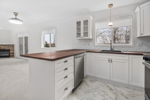 2205-7451 Springbank Boulevard Sw, Calgary, AB - Indoor Photo Showing Kitchen