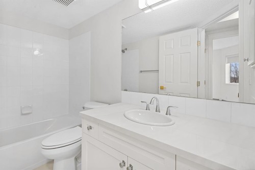 2205-7451 Springbank Boulevard Sw, Calgary, AB - Indoor Photo Showing Bathroom