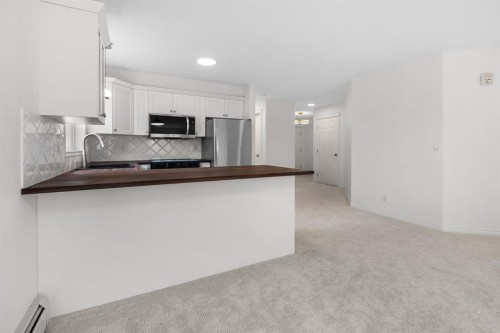 2205-7451 Springbank Boulevard Sw, Calgary, AB - Indoor Photo Showing Kitchen