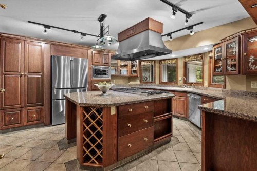 1521 92 Avenue Sw, Calgary, AB - Indoor Photo Showing Kitchen