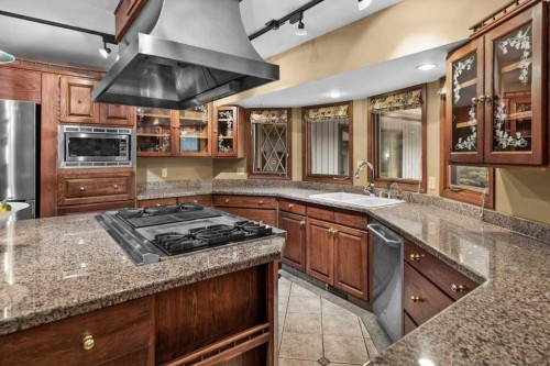 1521 92 Avenue Sw, Calgary, AB - Indoor Photo Showing Kitchen With Double Sink