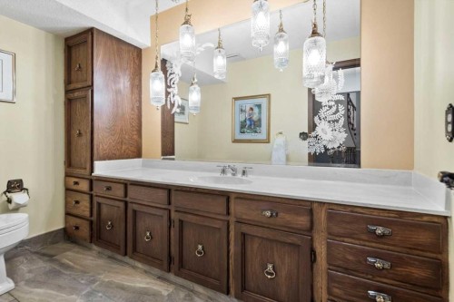 1521 92 Avenue Sw, Calgary, AB - Indoor Photo Showing Bathroom