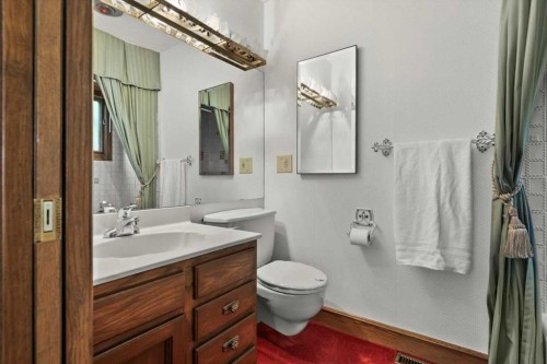 1521 92 Avenue Sw, Calgary, AB - Indoor Photo Showing Bathroom