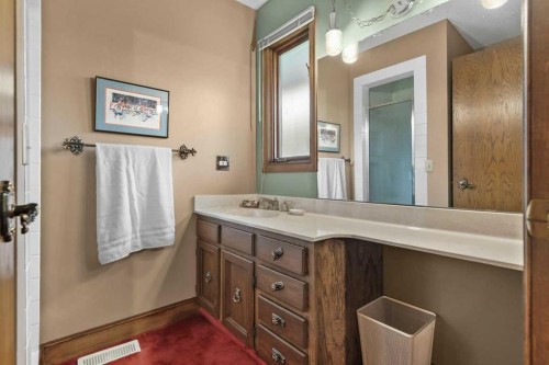 1521 92 Avenue Sw, Calgary, AB - Indoor Photo Showing Bathroom