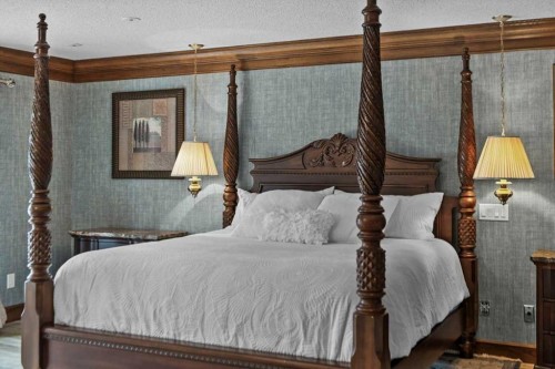 1521 92 Avenue Sw, Calgary, AB - Indoor Photo Showing Bedroom