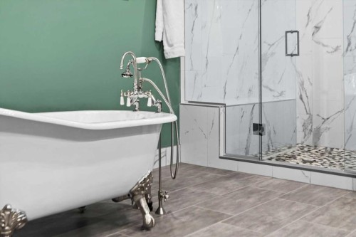 1521 92 Avenue Sw, Calgary, AB - Indoor Photo Showing Bathroom