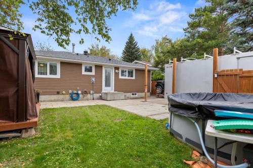 343 Queen Tamara Way Se, Calgary, AB - Outdoor