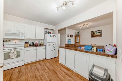 6327 24 Avenue Ne, Calgary, AB - Indoor Photo Showing Kitchen