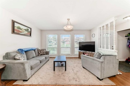 6327 24 Avenue Ne, Calgary, AB - Indoor Photo Showing Living Room