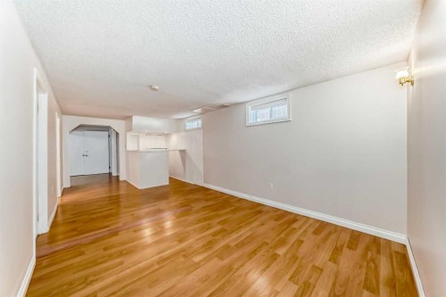 6327 24 Avenue Ne, Calgary, AB - Indoor Photo Showing Other Room
