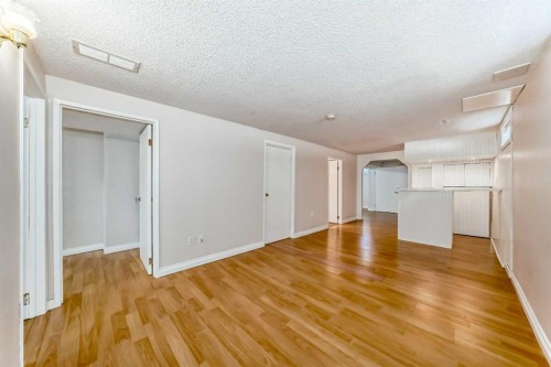 6327 24 Avenue Ne, Calgary, AB - Indoor Photo Showing Other Room