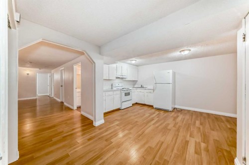 6327 24 Avenue Ne, Calgary, AB - Indoor Photo Showing Kitchen
