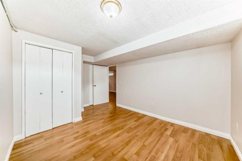 6327 24 Avenue Ne, Calgary, AB - Indoor Photo Showing Other Room