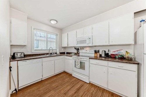 6327 24 Avenue Ne, Calgary, AB - Indoor Photo Showing Kitchen