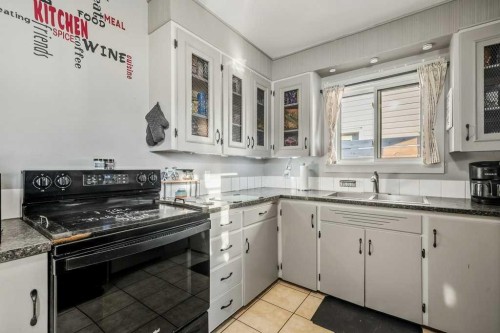 7815 36 Avenue Nw, Calgary, AB - Indoor Photo Showing Kitchen With Double Sink