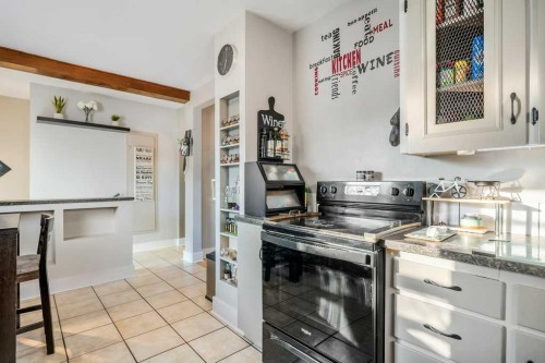 7815 36 Avenue Nw, Calgary, AB - Indoor Photo Showing Kitchen