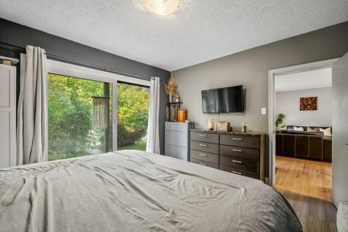 7815 36 Avenue Nw, Calgary, AB - Indoor Photo Showing Bedroom
