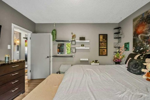 7815 36 Avenue Nw, Calgary, AB - Indoor Photo Showing Bedroom