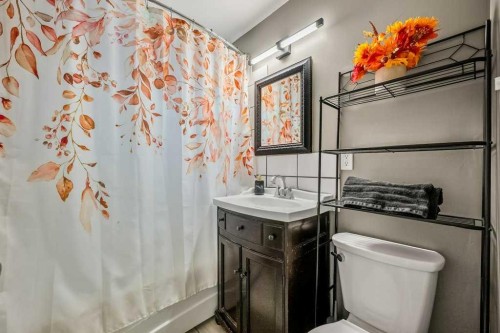 7815 36 Avenue Nw, Calgary, AB - Indoor Photo Showing Bathroom