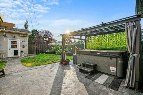 7815 36 Avenue Nw, Calgary, AB - Outdoor