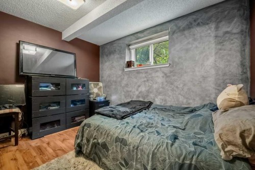 7815 36 Avenue Nw, Calgary, AB - Indoor Photo Showing Bedroom