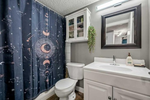 7815 36 Avenue Nw, Calgary, AB - Indoor Photo Showing Bathroom
