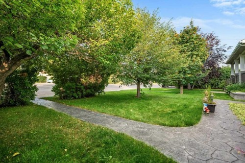 7815 36 Avenue Nw, Calgary, AB - Outdoor