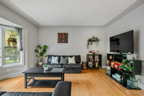 7815 36 Avenue Nw, Calgary, AB - Indoor Photo Showing Living Room