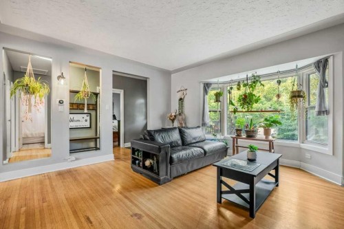 7815 36 Avenue Nw, Calgary, AB - Indoor Photo Showing Living Room