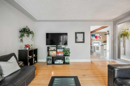 7815 36 Avenue Nw, Calgary, AB - Indoor Photo Showing Living Room