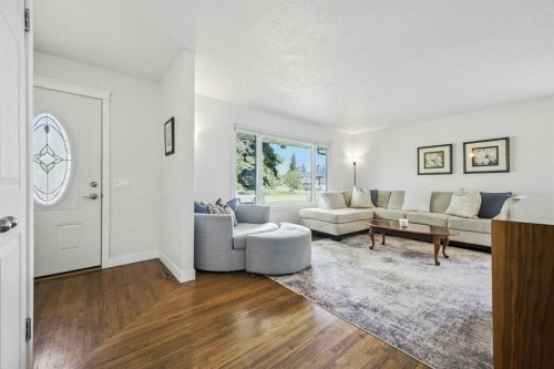 139 Huntford Green Ne, Calgary, AB - Indoor Photo Showing Living Room