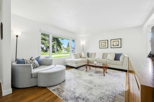 139 Huntford Green Ne, Calgary, AB - Indoor Photo Showing Living Room