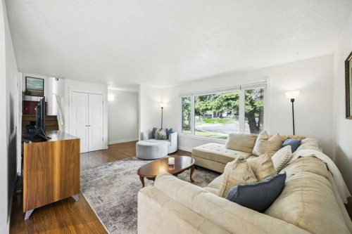 139 Huntford Green Ne, Calgary, AB - Indoor Photo Showing Living Room