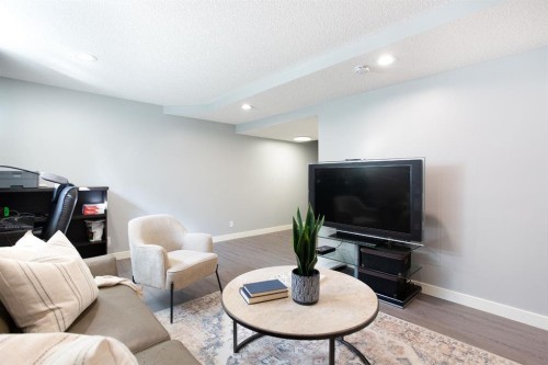 1405-800 Yankee Valley Boulevard Se, Airdrie, AB - Indoor Photo Showing Living Room