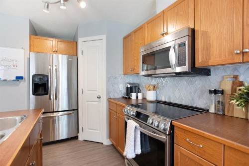 1405-800 Yankee Valley Boulevard Se, Airdrie, AB - Indoor Photo Showing Kitchen