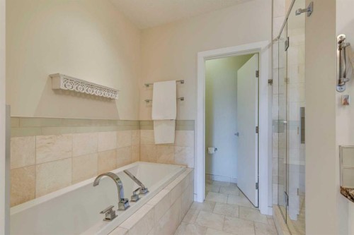 2018B 26A Street Sw, Calgary, AB - Indoor Photo Showing Bathroom